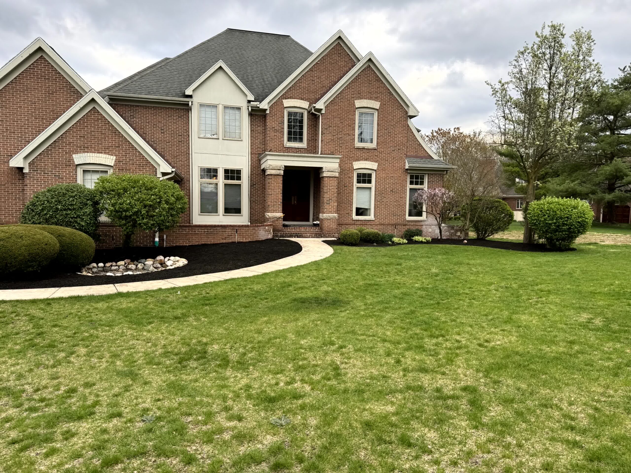 A gorgeous home that had new mulch installed.